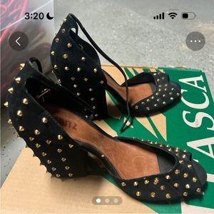 Black heels with gems